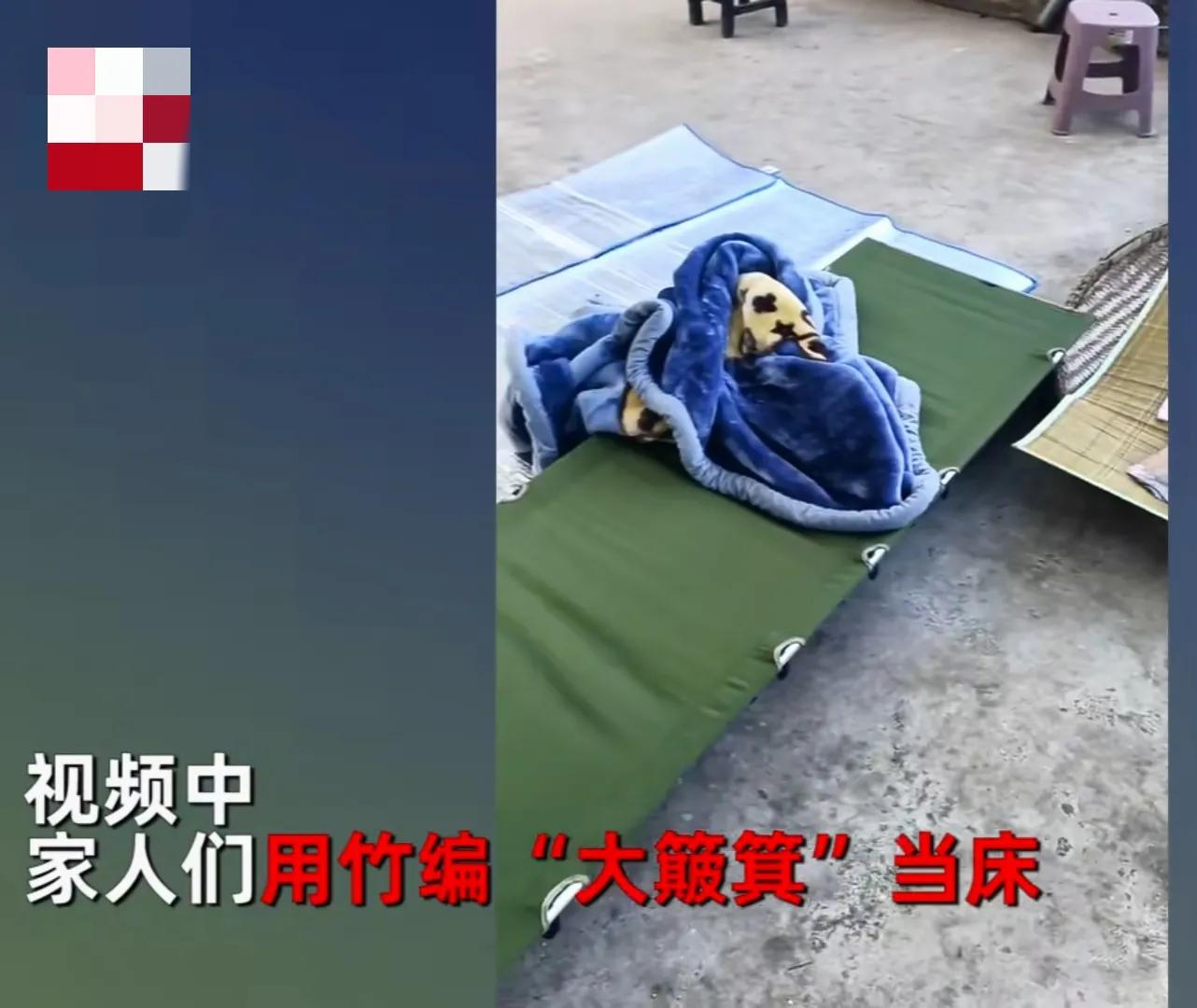 重庆：男子一家用大簸箕当床露天睡觉，自带天然空调：童年回忆-2.jpg