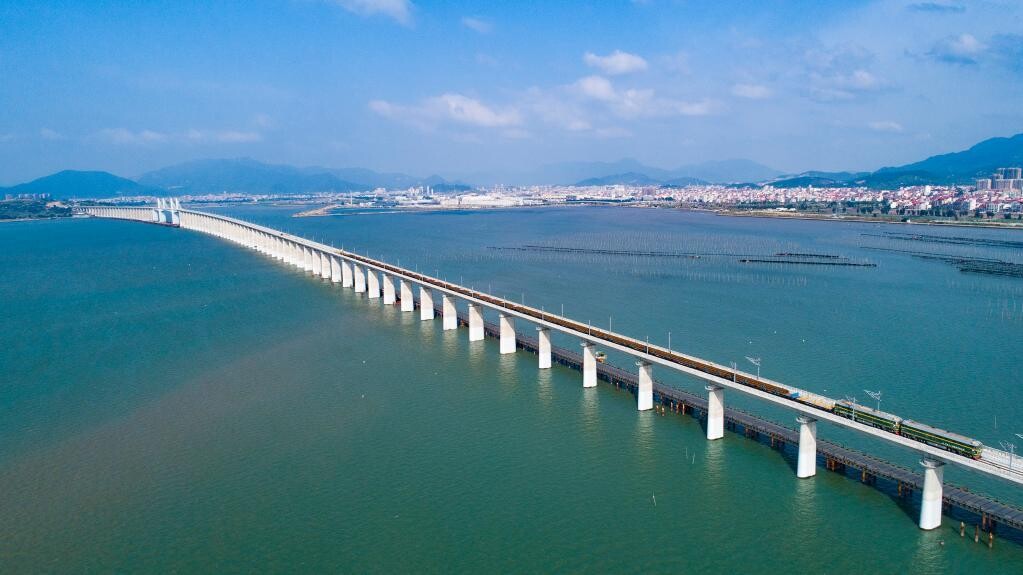 我国首条跨海高铁全线铺轨贯通-1.jpg