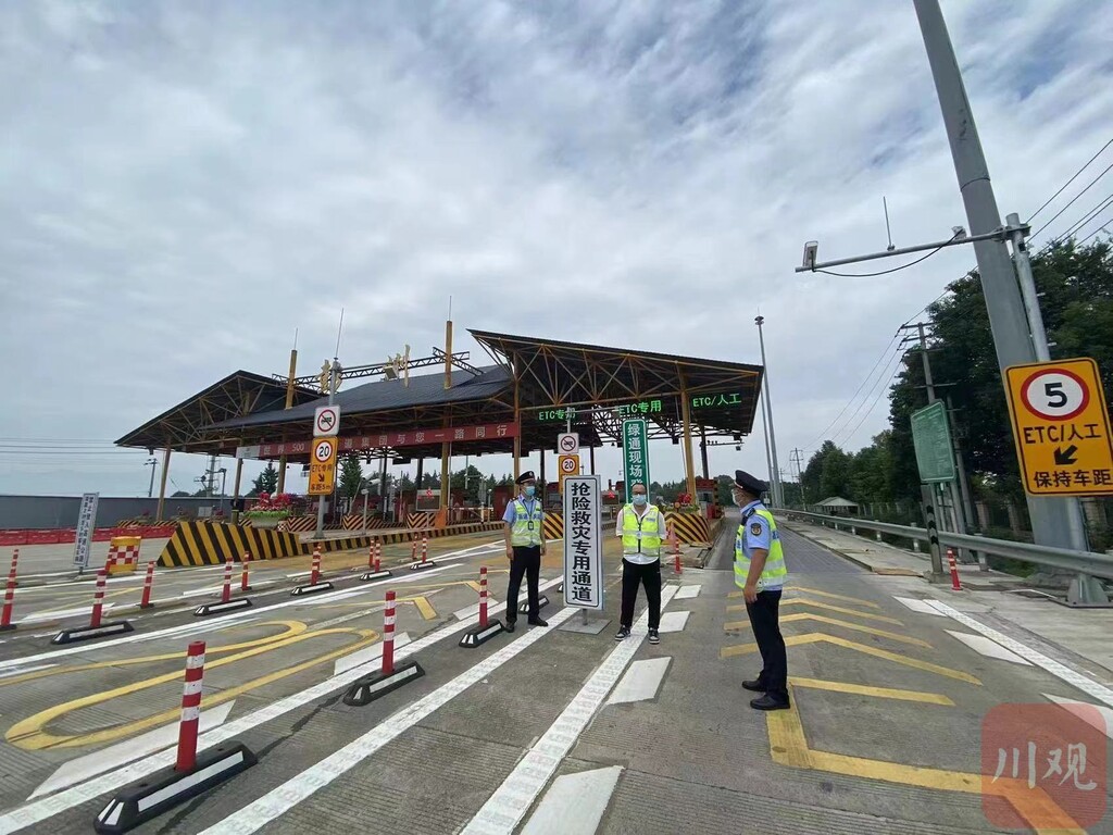 滚动更新丨直击泸定6.8级地震现场-3.jpg