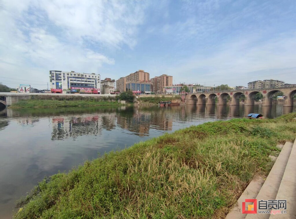事发沿滩区邓关大桥 他飞身入水救人后留下一句“退伍老兵”悄然离去-1.jpg