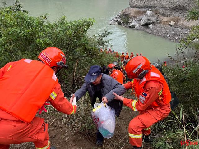 一位震中村支书亲历记：组织村民到山梁避险，夜晚杀猪充饥，至今未联系上母亲和妻儿-1.jpg