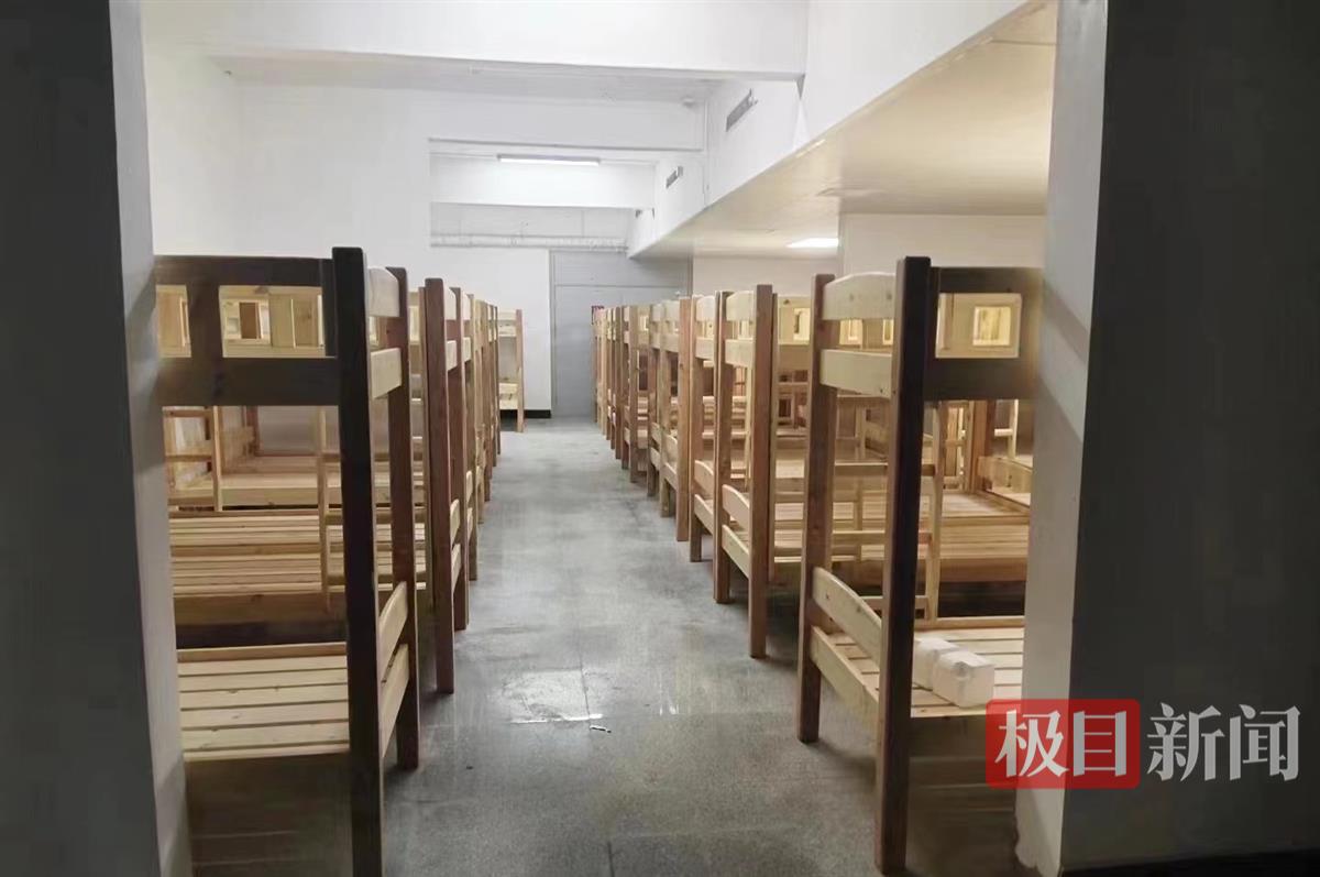 学生宿舍80人一间，家长不满意，官方：教育部门已介入处理-1.jpeg