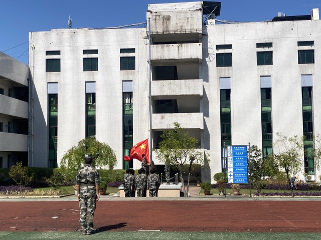 自贡市旅游职业高级中学高考部 军训汇演暨2021—2022学年度“三桐奖学金”发放仪式-3.jpg