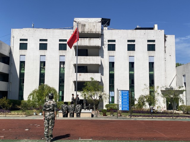 自贡市旅游职业高级中学高考部 军训汇演暨2021—2022学年度“三桐奖学金”发放仪式-4.jpg