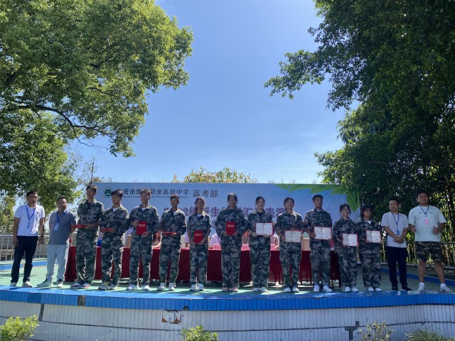 自贡市旅游职业高级中学高考部 军训汇演暨2021—2022学年度“三桐奖学金”发放仪式-10.jpg