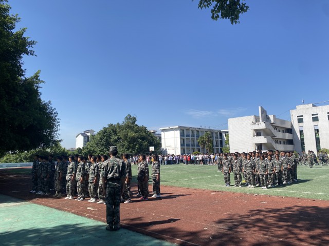 自贡市旅游职业高级中学高考部 军训汇演暨2021—2022学年度“三桐奖学金”发放仪式-9.jpg