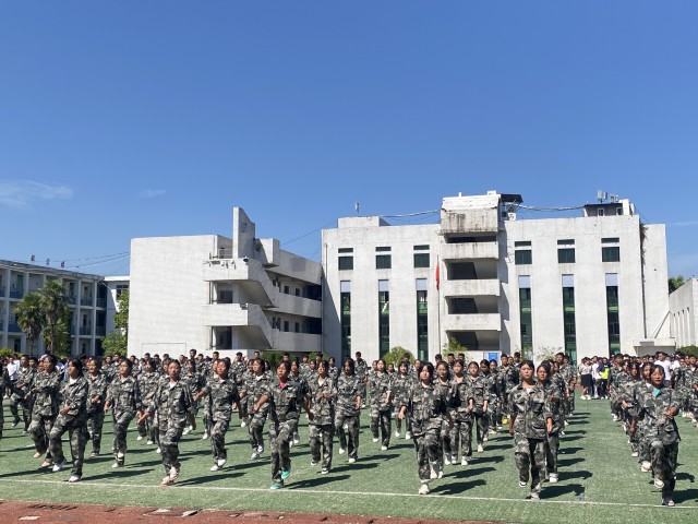 自贡市旅游职业高级中学高考部 军训汇演暨2021—2022学年度“三桐奖学金”发放仪式-8.jpg