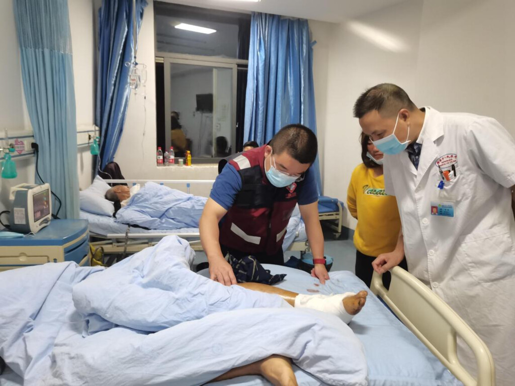 滚动更新丨“9·5”泸定地震已造成88人遇难-24.jpg