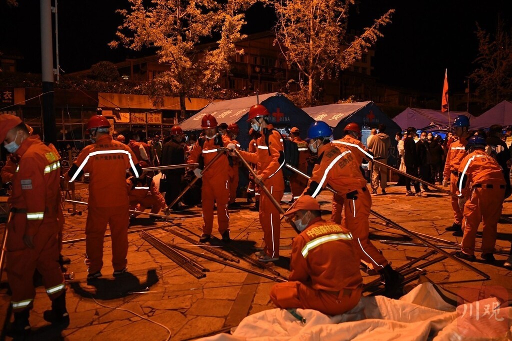 滚动更新丨“9·5”泸定地震已造成88人遇难-35.jpg