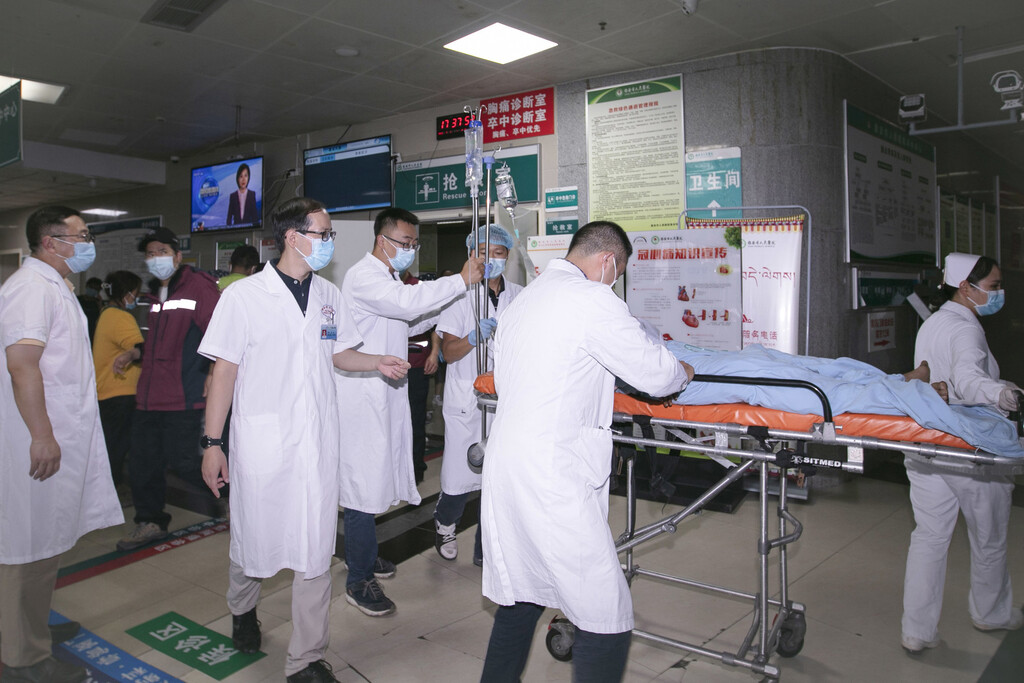 滚动更新丨“9·5”泸定地震已造成88人遇难-43.jpg