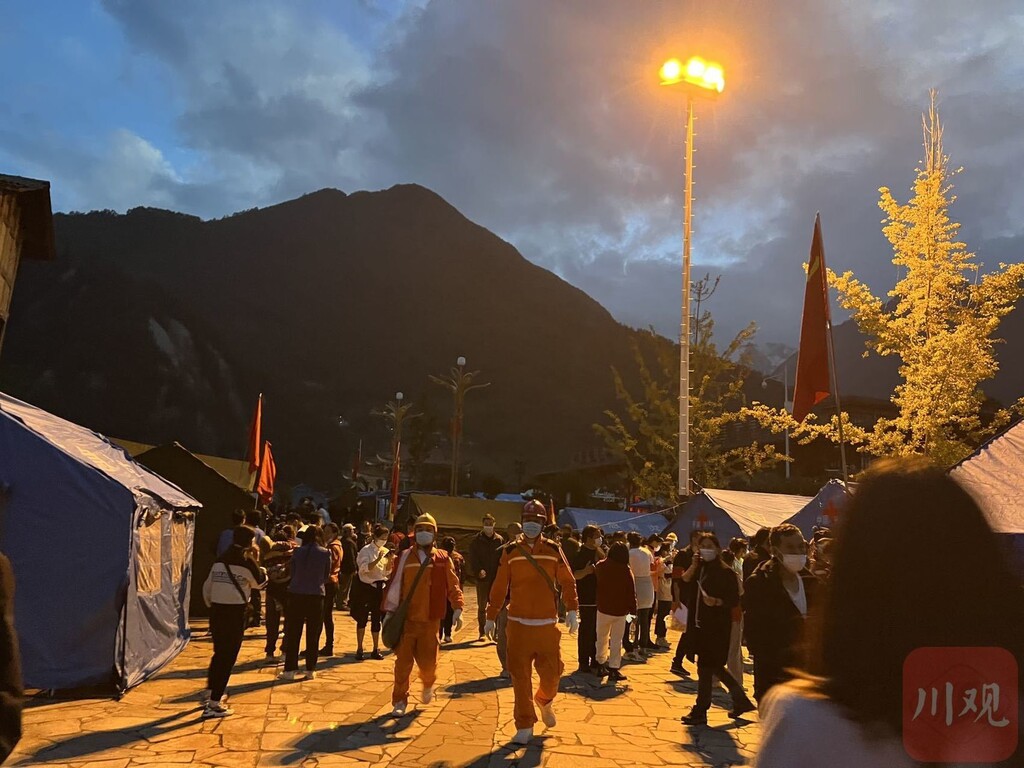 滚动更新丨“9·5”泸定地震已造成88人遇难-44.jpg