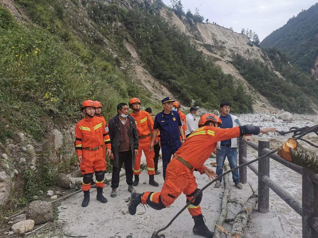 滚动更新丨“9·5”泸定地震已造成88人遇难-46.jpg