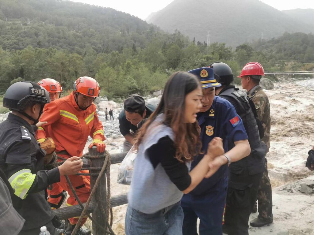 滚动更新丨“9·5”泸定地震已造成88人遇难-48.jpg