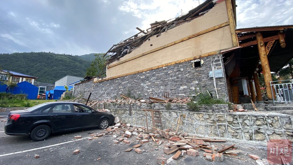 滚动更新丨“9·5”泸定地震已造成88人遇难-50.jpg
