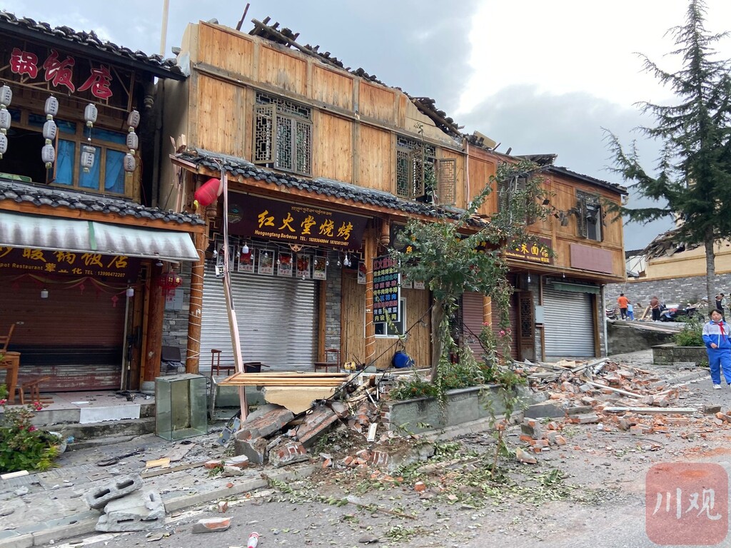 滚动更新丨“9·5”泸定地震已造成88人遇难-54.jpg