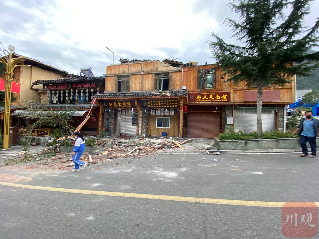 滚动更新丨“9·5”泸定地震已造成88人遇难-53.jpg