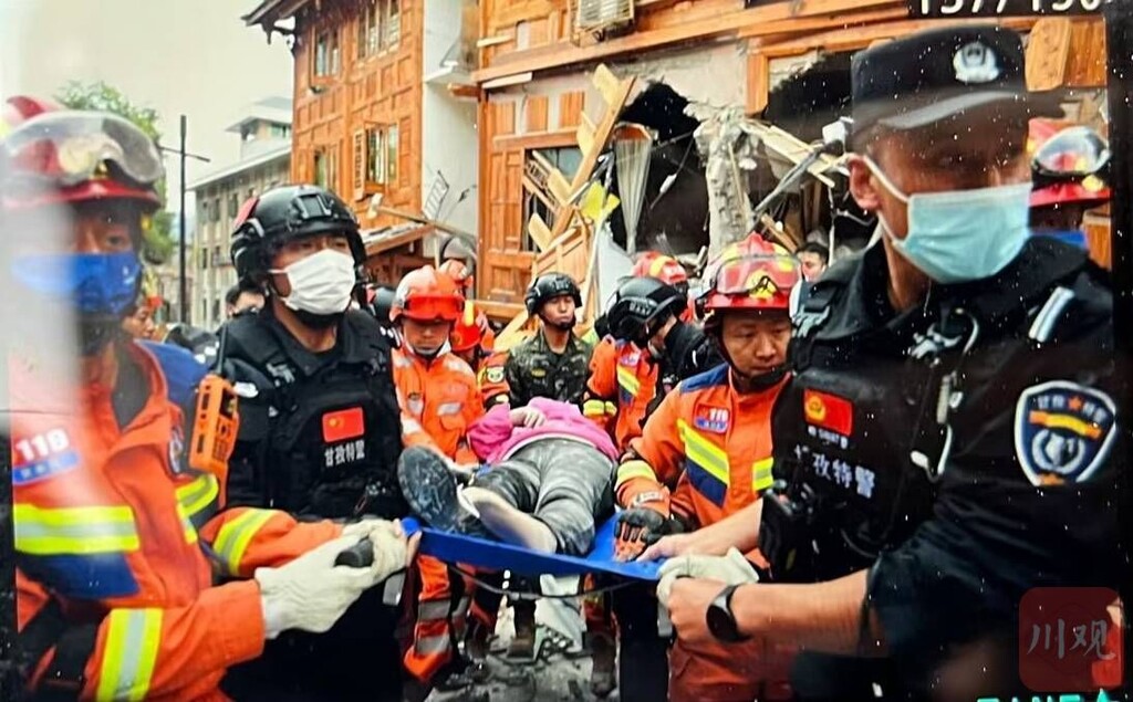 滚动更新丨“9·5”泸定地震已造成88人遇难-60.jpg