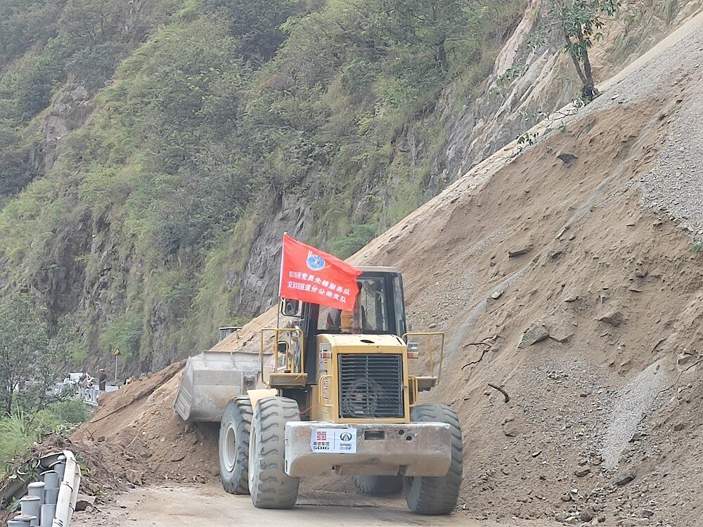 滚动更新丨“9·5”泸定地震已造成88人遇难-68.jpg