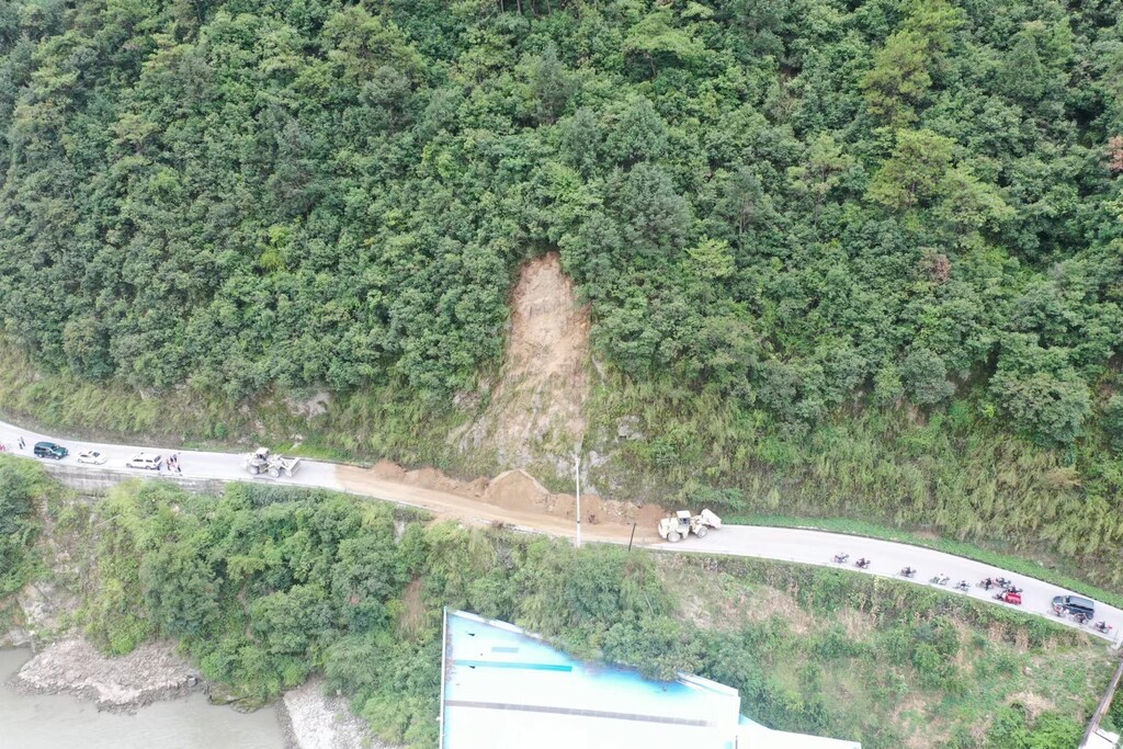 滚动更新丨“9·5”泸定地震已造成88人遇难-67.jpg