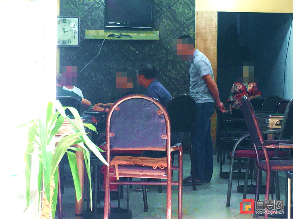 自贡疫情防控曝光台｜高新区好二哥茶坊：众人不戴口罩还围坐玩牌，心太大！-1.jpg