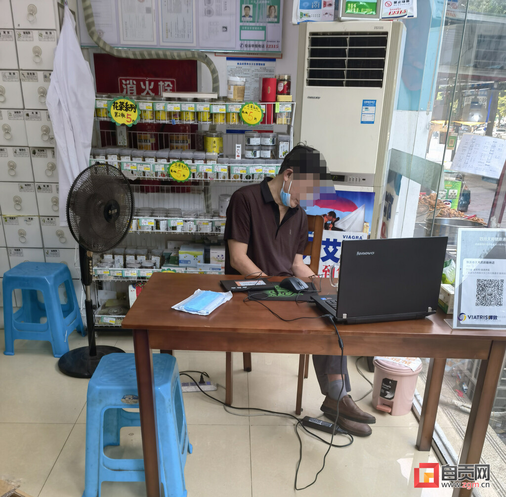 自贡疫情防控曝光台 | 春天大药房翰林店：坐诊医生并未规范佩戴口罩-1.jpg