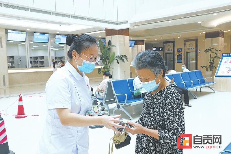 自贡市中医医院：中药“大锅汤”免费喝-1.jpg