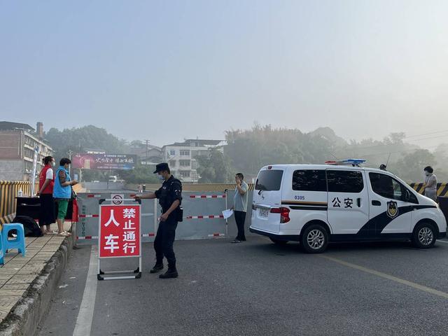 自贡贡井在与市外交界路口增设24个宣传点 中秋节劝返上千人-1.jpg