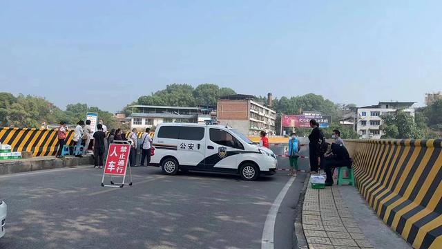 自贡贡井在与市外交界路口增设24个宣传点 中秋节劝返上千人-2.jpg