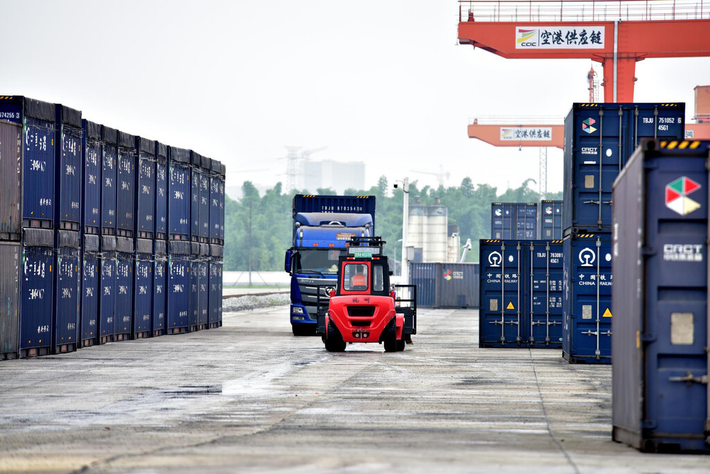 四川首趟中吉乌“公铁联运”国际班列发车-3.jpg