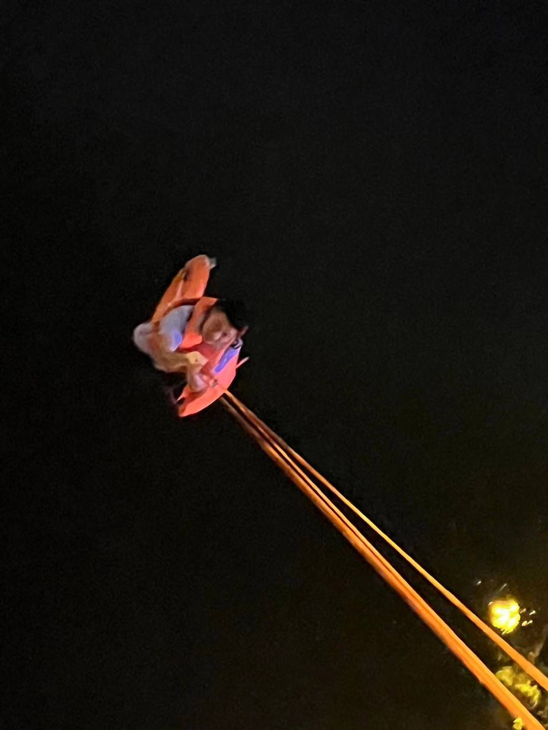 自贡女子跳河轻生 民警从桥上绳索速降河心救援-2.jpg