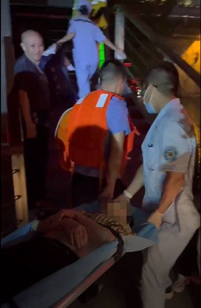 自贡女子跳河轻生 民警从桥上绳索速降河心救援-3.jpg
