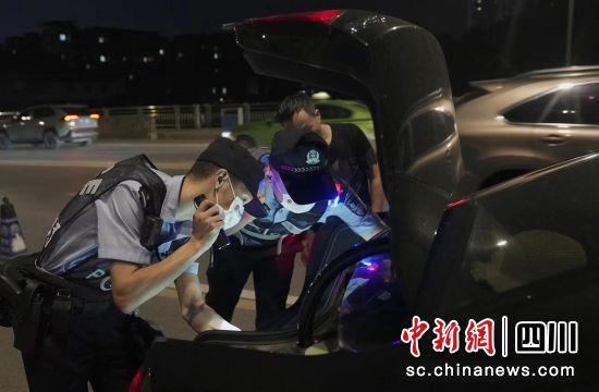 自贡警方集中统一行动：破获刑案17件 抓获36人-3.jpg