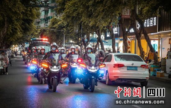 自贡警方集中统一行动：破获刑案17件 抓获36人-2.jpg