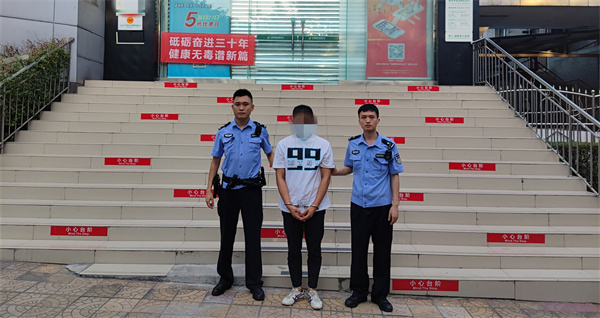 自贡男子银行汇“赃款”被警方截停-1.jpg