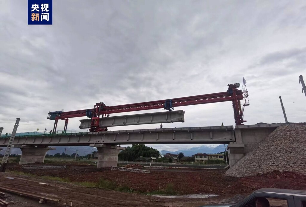 新成昆铁路完成全部T梁架设-1.jpg