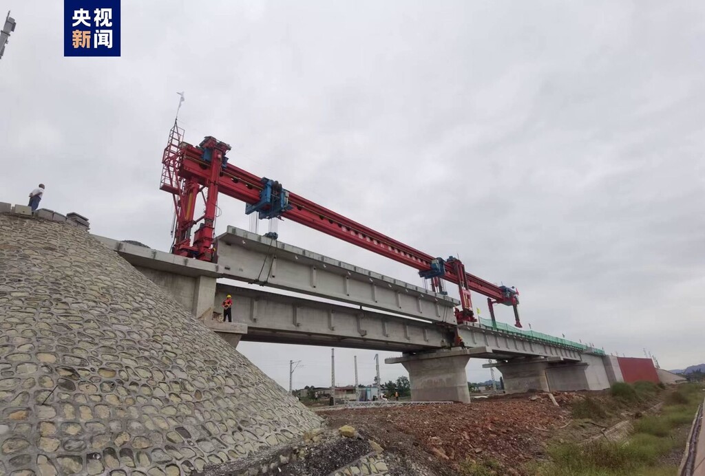 新成昆铁路完成全部T梁架设-2.jpg