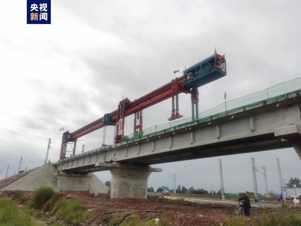 新成昆铁路完成全部T梁架设-3.jpg