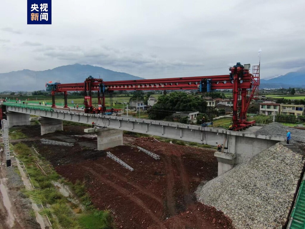 新成昆铁路完成全部T梁架设-4.jpg