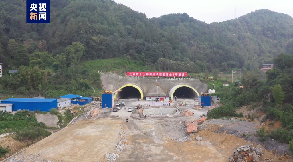 渝遂复线高速首座隧道贯通 助力成渝地区双城经济圈建设-1.jpg