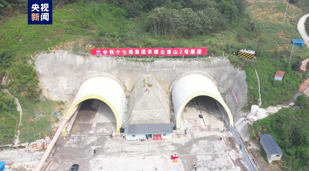 渝遂复线高速首座隧道贯通 助力成渝地区双城经济圈建设-2.jpg