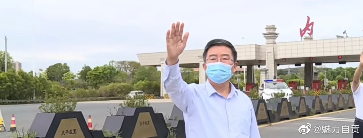 内江市欢送成都自贡援内转运车队返程！-2.jpg