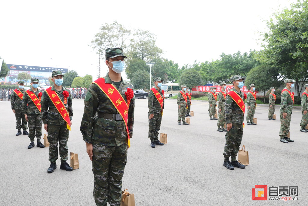 贡井区举行2022年下半年新兵入伍欢送仪式-1.jpg