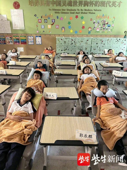 羡慕！南京一小学学生躺着午休-2.jpg