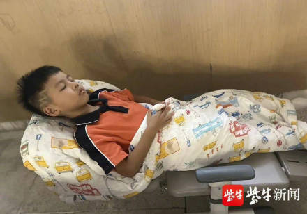 羡慕！南京一小学学生躺着午休-3.jpg