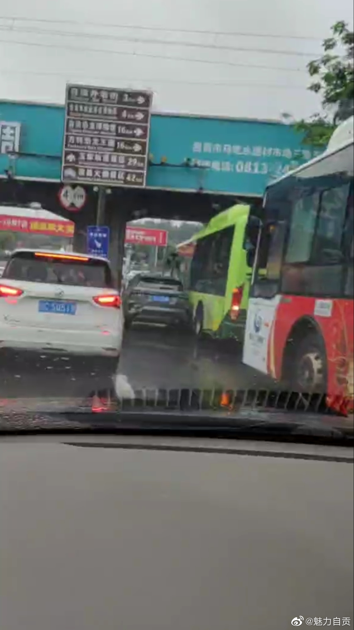 又是这个铁路桥下，你不让我，我不让你，最终导致大堵车-1.jpg