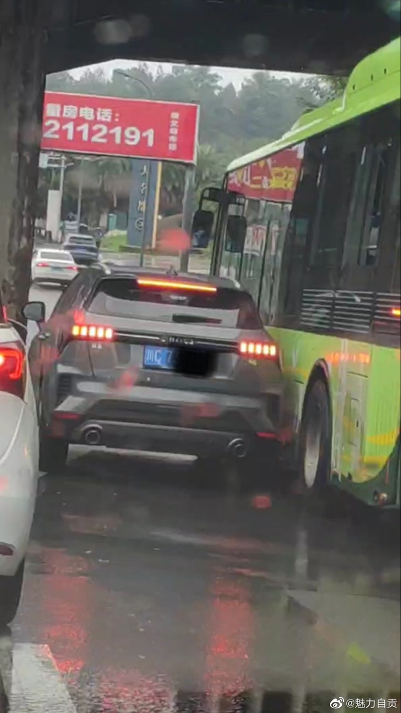 又是这个铁路桥下，你不让我，我不让你，最终导致大堵车-2.jpg