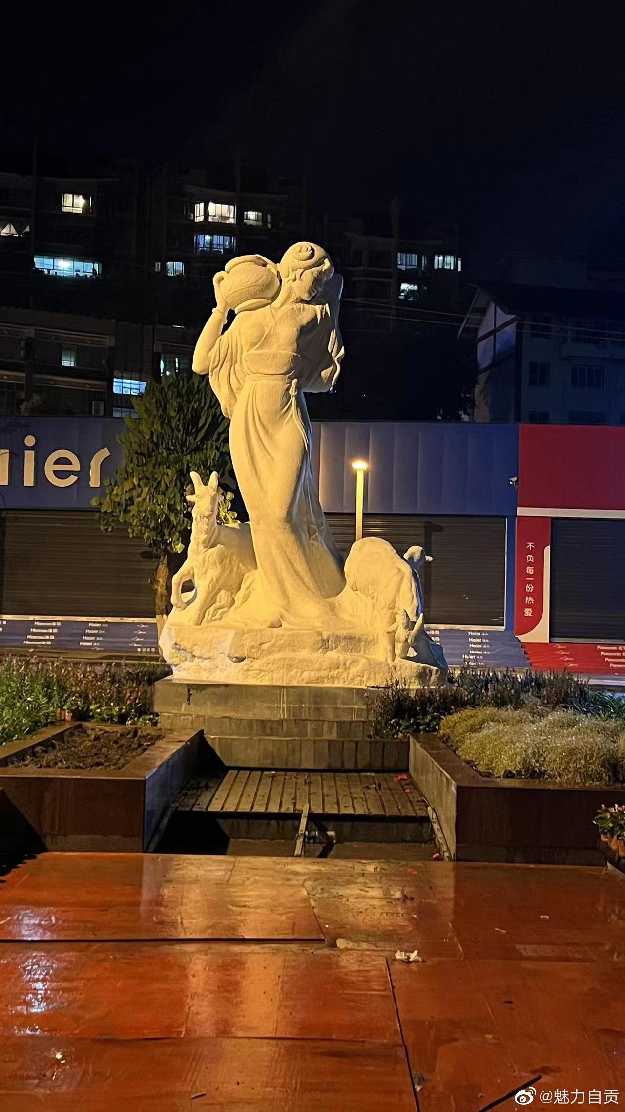 自新造型引发争议后，今天牧羊女雕像已恢复原样，宝瓶里喷涌而出的花瀑不见了……-1.jpg