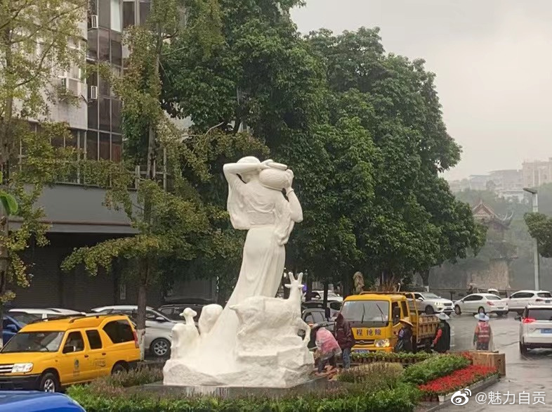自新造型引发争议后，今天牧羊女雕像已恢复原样，宝瓶里喷涌而出的花瀑不见了……-2.jpg