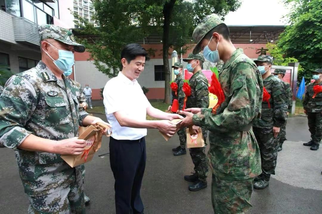 自贡自流井举行2022年下半年新兵入伍出征仪式-4.jpg