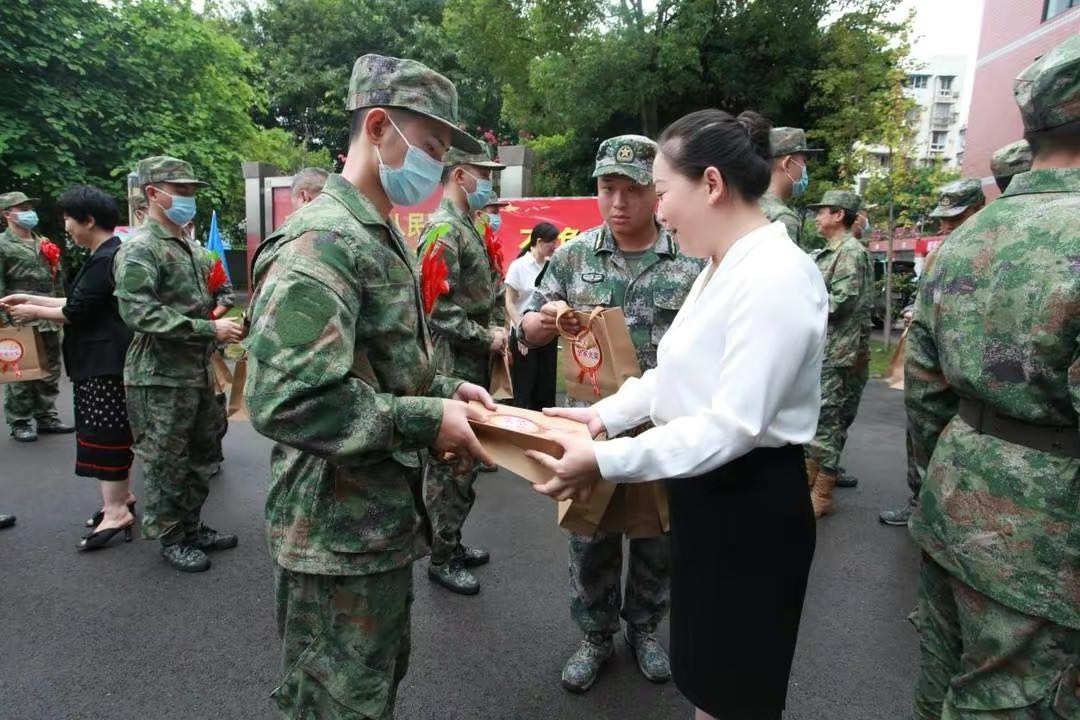 自贡自流井举行2022年下半年新兵入伍出征仪式-5.jpg